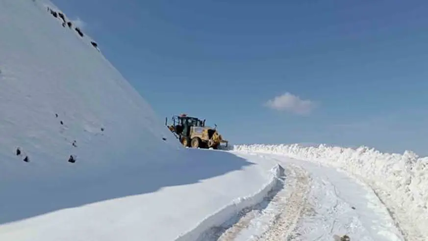 Diyarbakır’ın iki ilçesinde karla kaplı yollar temizlendi