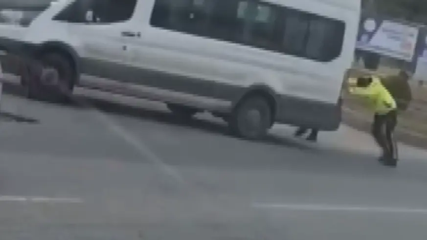 Diyarbakır'da yolda kalan sürücünün yardımına trafik polisi koştu