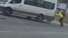 Diyarbakır'da yolda kalan sürücünün yardımına trafik polisi koştu