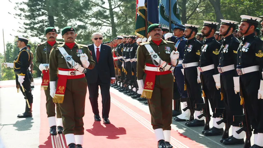 Erdoğan, Pakistan'da resmi törenle karşılandı