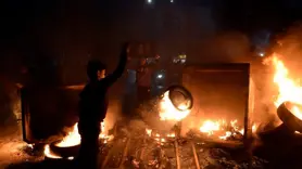 Hizbullah destekçileri yol kapattı