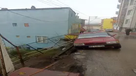 Sokakta toprak kayması sonucu yolun bir bölümü çöktü