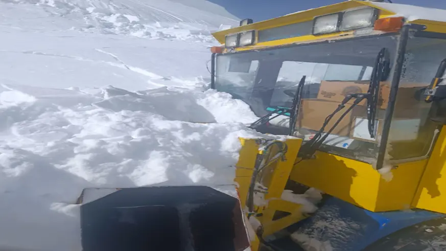 Kapalı yolu açmaya çalışan iş makinesinin üzerine çığ düştü