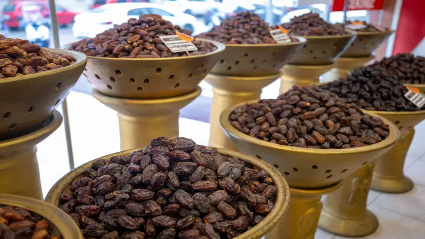 Ramazan ayının gözdesi hurma tezgahlardaki yerini aldı