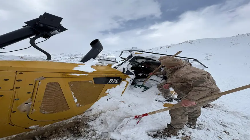 Köy yolunda çalışma yapan iş makinesinin üzerine çığ düştü