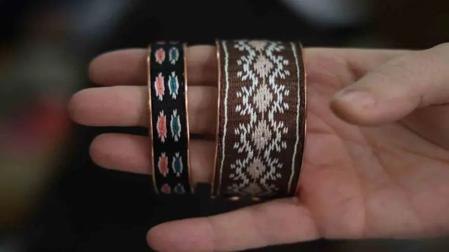 Bakır ve yarı değerli taşlarla takılar üretiliyor