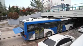 Otobüs köprüye sıkıştı
