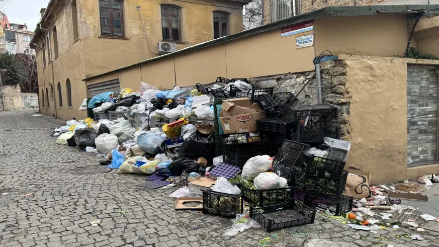 Beşiktaş'ta toplanmayan çöplere tepki 