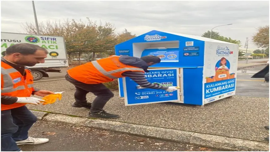 Sokaklara 150 giysi kumbarası yerleştirildi