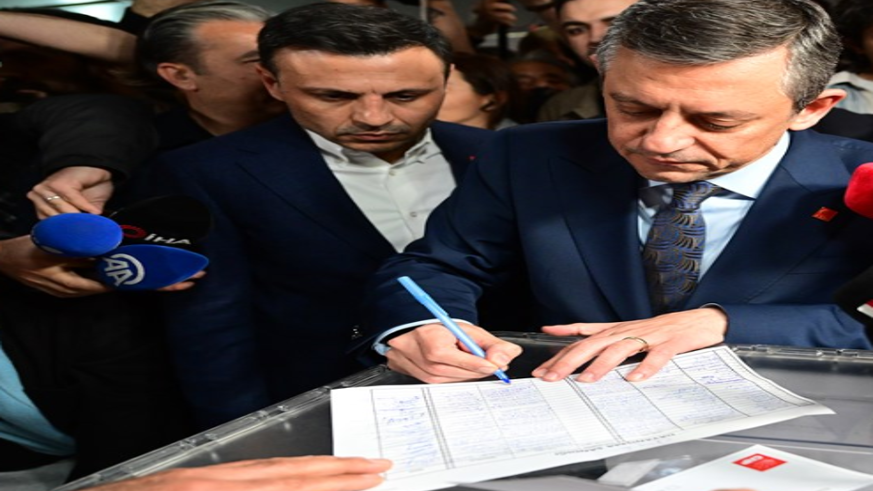 Özel, partisinin cumhurbaşkanı adayı ön seçiminde oyunu kullandı