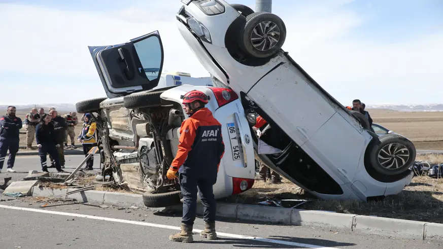 Kars'ta iki otomobil çarpıştı