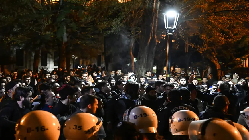 Toplanan kalabalık caminin tahribatına karşı nöbet tuttu