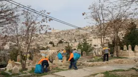 Bayram öncesi mezarlıklarda temizlik çalışması yapılıyor