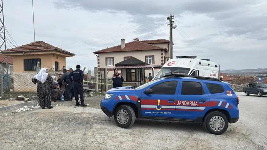 Eşi ve bir kişiyi av tüfeğiyle öldürdü