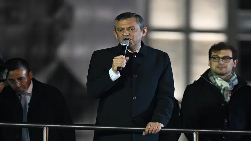 Özel, İBB binası önünde toplananlara hitap etti