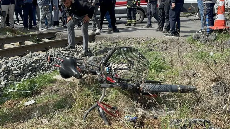 Trenin çarptığı yaşlı bisikletli hayatını kaybetti