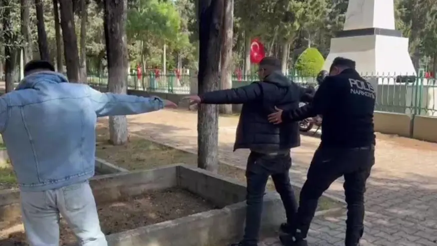 Mezarlık ve parklarda uyuşturucu içenler yakalandı
