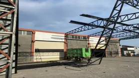 Üzerine demir parçası düşen 3 işçi yaralandı