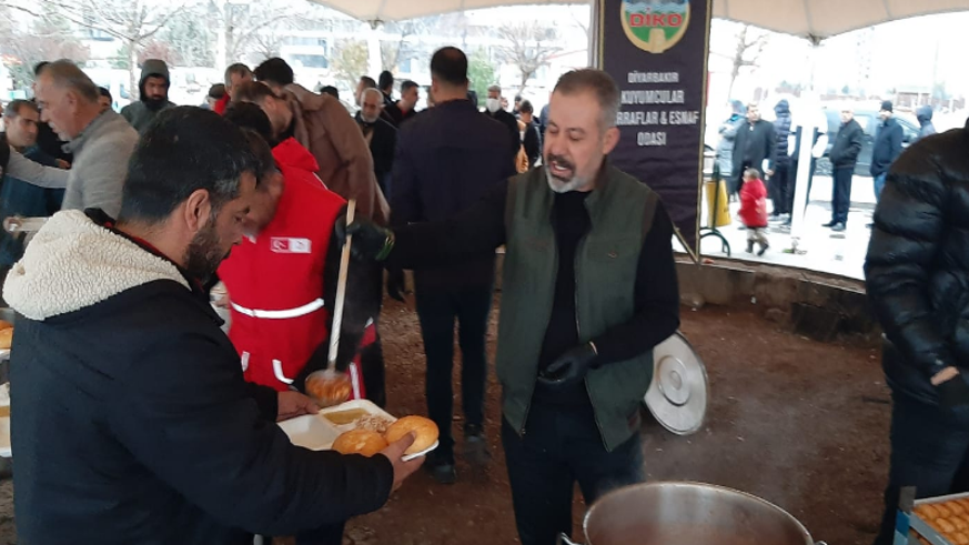 HASTANE ÖNÜNDE ANLAMLI İFTAR İKRAMI