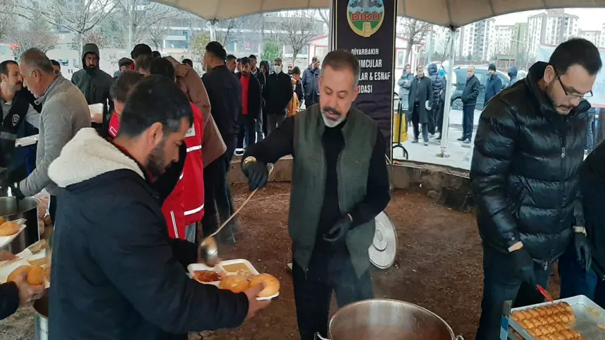 Hastane önünde anlamlı iftar!