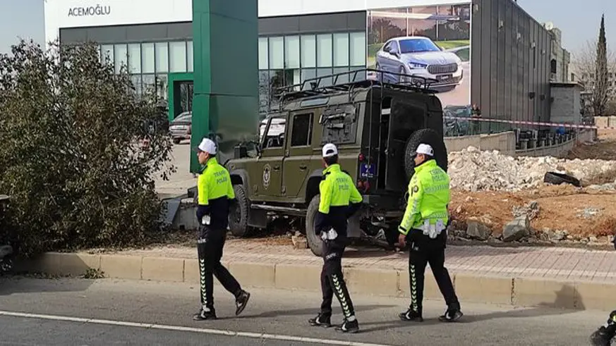 Zırhlı polis aracı kaza yaptı