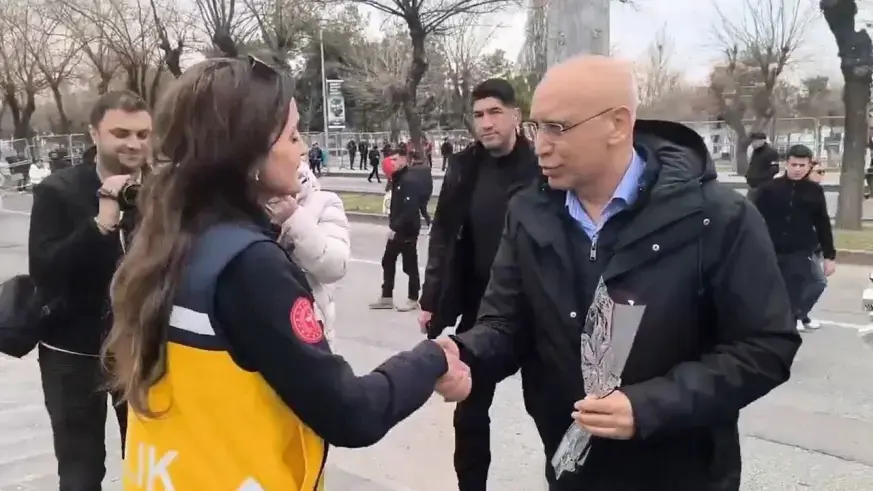 Emniyet müdürü miting alanında kadınlara çiçek verdi