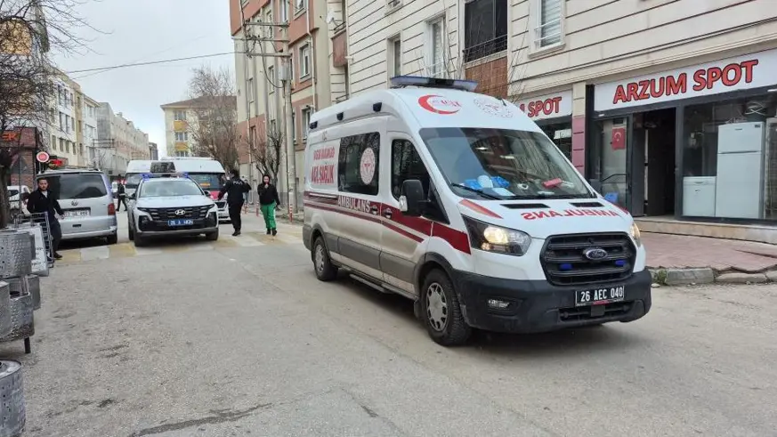 Kavga ettiği üvey babasını bıçakla ağır yaraladı