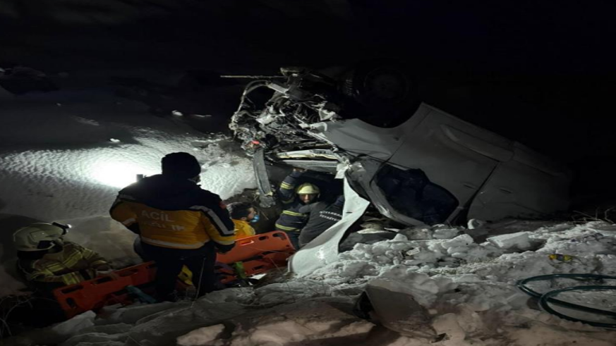 Şarampole devrilen araçta sıkışan sürücü böyle çıkartıldı