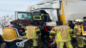 Seyir halindeki tır, park halindeki tıra çarptı