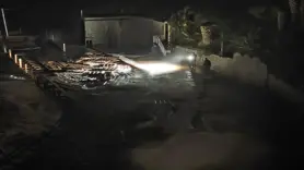 Fırtına, iskelede çalışan işçileri denize düşürdü